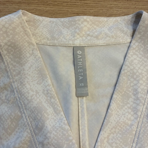 Athleta Marlow Printed Romper Snakeskin Ivory V-neck Cap Sleeve Size XS - Picture 3 of 7